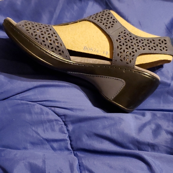 JBU blue sandals with velcro closure - Picture 2 of 6